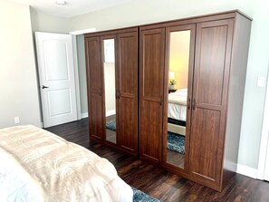 2 bedrooms, iron/ironing board, free WiFi, bed sheets - Charming 2nd Floor Duplex in the Heart of Houston (Houston)