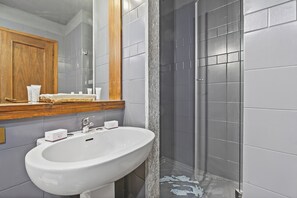 Douche, sèche-cheveux, bidet, serviettes fournies