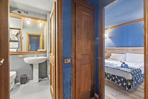 Douche, sèche-cheveux, bidet, serviettes fournies