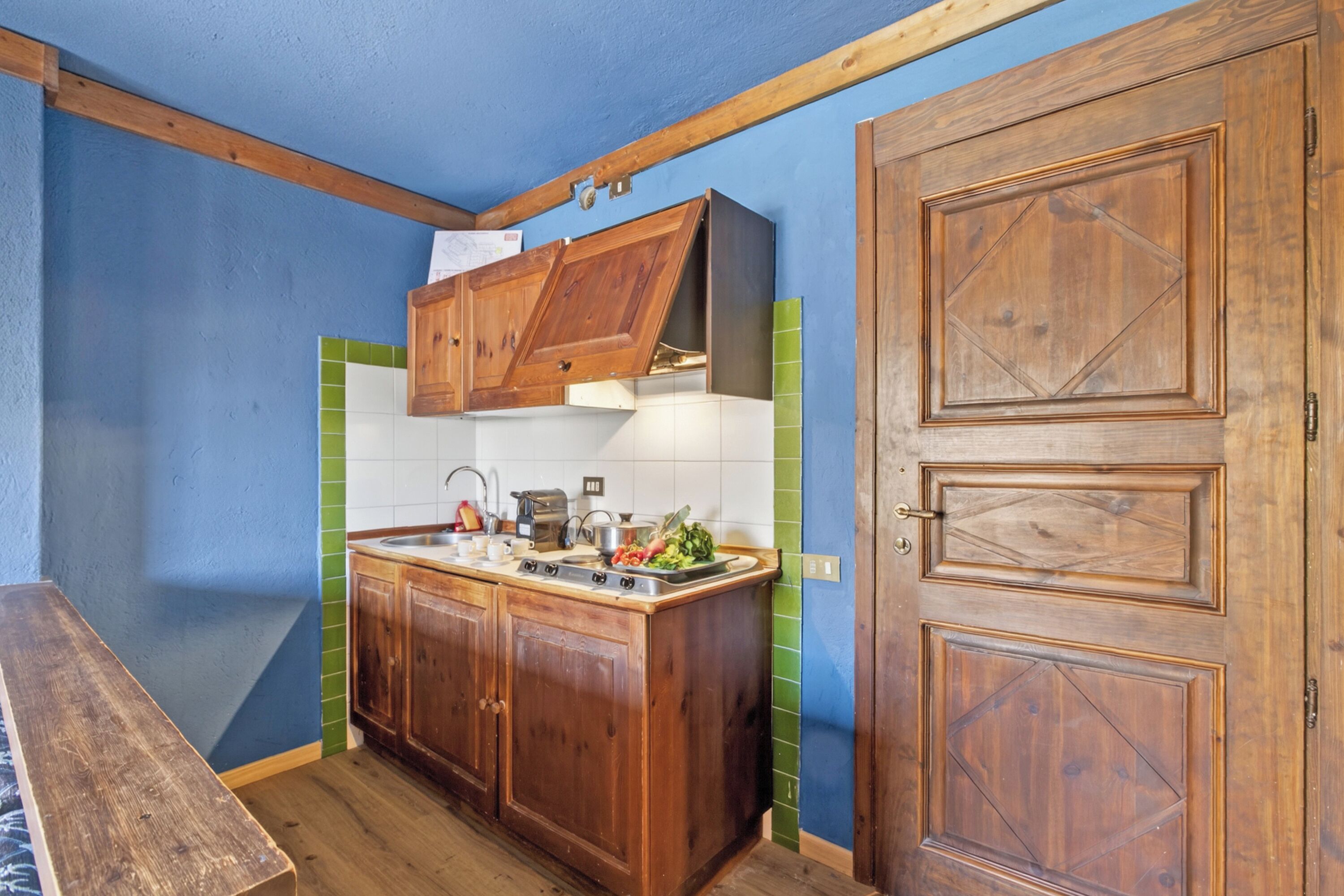 Jääkaappi, mikroaaltouuni, liesi, keittoastiat/astiat/ruokailuvälineet