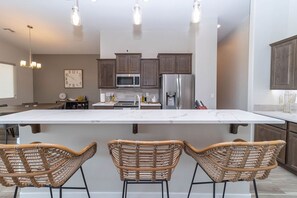 冷蔵庫、電子レンジ、オーブン、コンロ