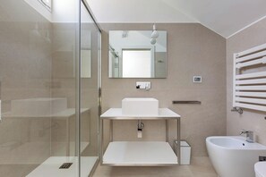 A modern bathroom with a glass shower enclosure, a white sink, and a bidet. - 2502 B&B Villa Eragea - Camere Standard by Barbarhouse (Matino)