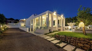 A modern house with a gravel driveway, a stone wall, and a glass-enclosed porch. - 2502 B&B Villa Eragea - Camere Standard by Barbarhouse (Matino)