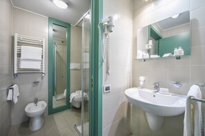 Douche, sèche-cheveux, bidet, serviettes fournies