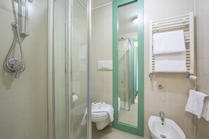Douche, sèche-cheveux, bidet, serviettes fournies