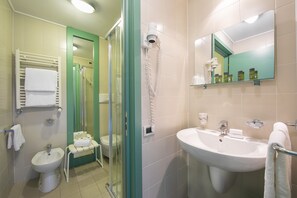 Dusche, Haartrockner, Bidet, Handtücher