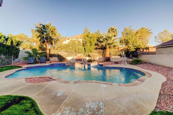 Una piscina al aire libre, una piscina climatizada