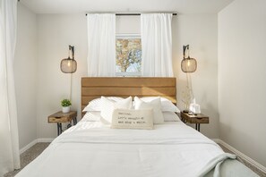 1 bedroom, WiFi, bed sheets - The Southern Sapphire: A Cozy Lake View Getaway (Granbury)