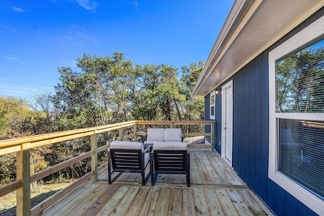 Terrace/patio. The Southern Sapphire: A Cozy Lake View Getaway