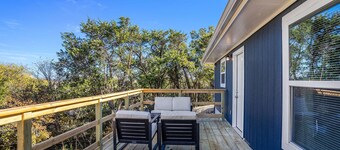 The Southern Sapphire: A Cozy Lake View Getaway