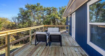 The Southern Sapphire: A Cozy Lake View Getaway