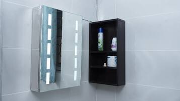 Ensemble douche/baignoire, serviettes fournies, savon, papier toilette