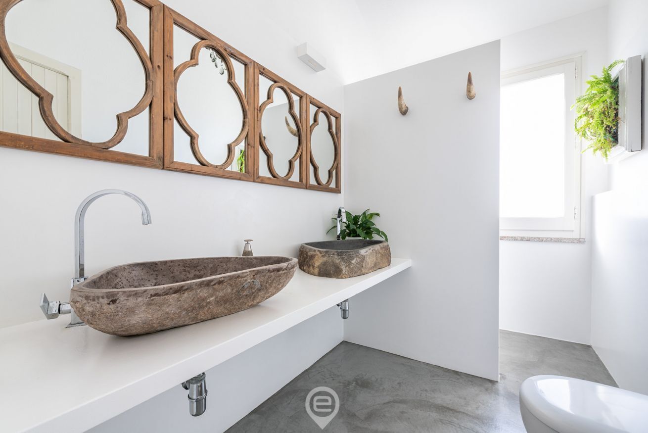 Douche, sèche-cheveux, bidet, serviettes fournies