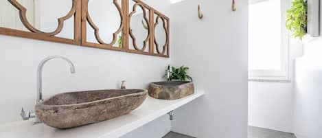 Dusche, Haartrockner, Bidet, Handtücher