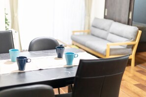 高级公寓, 2 间卧室 | 客房内用餐