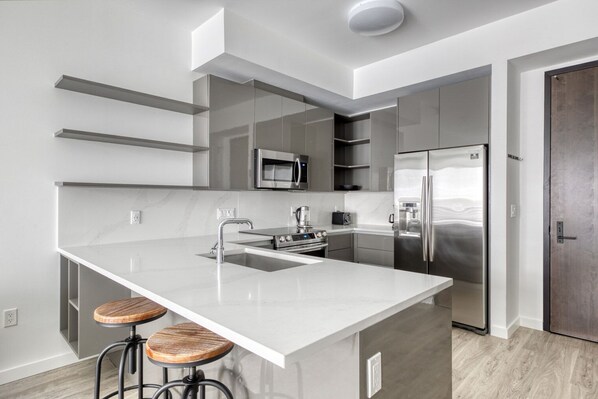 Refrigerador, microondas, horno y lavavajillas