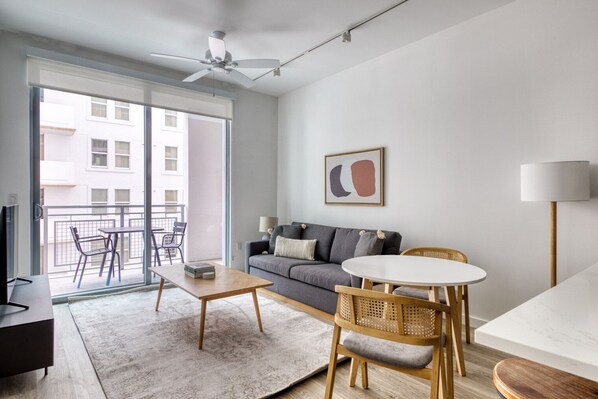 Télévision, chaîne hi-fi