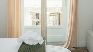 Kamar Basic | Seprai antialergi, selimut bulu angsa, busa memori, dan minibar