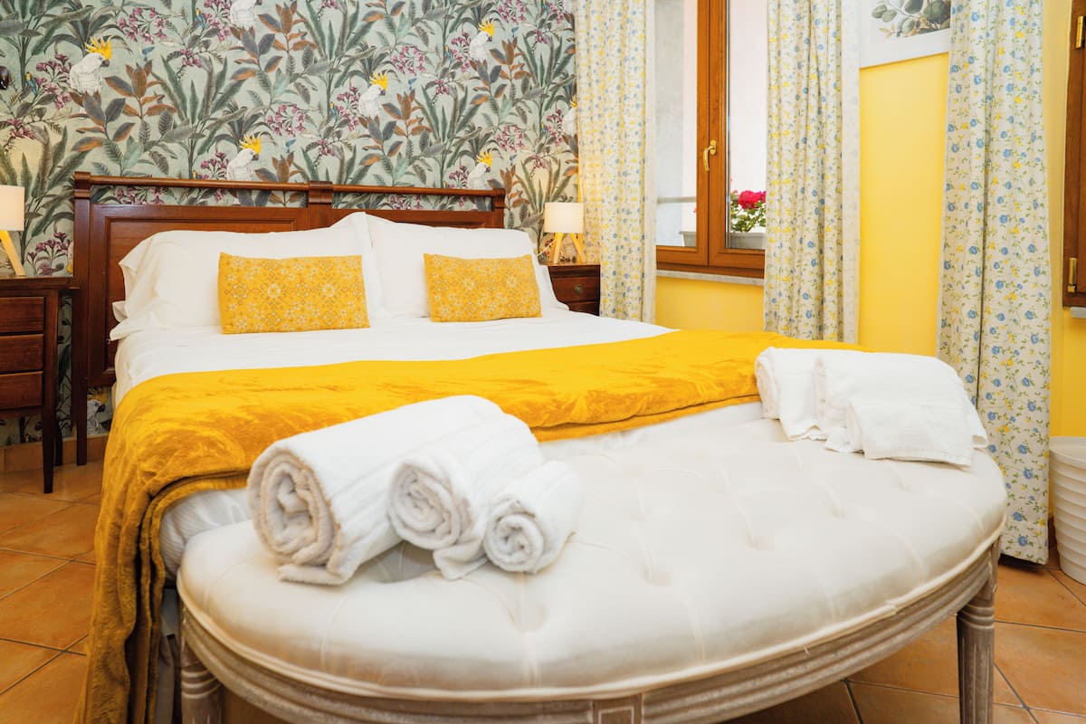 Kamar Junior | Seprai antialergi, selimut bulu angsa, busa memori, dan minibar