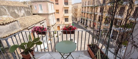 Family Twin Room | Hypo-allergenic bedding, down duvets, memory-foam beds, minibar