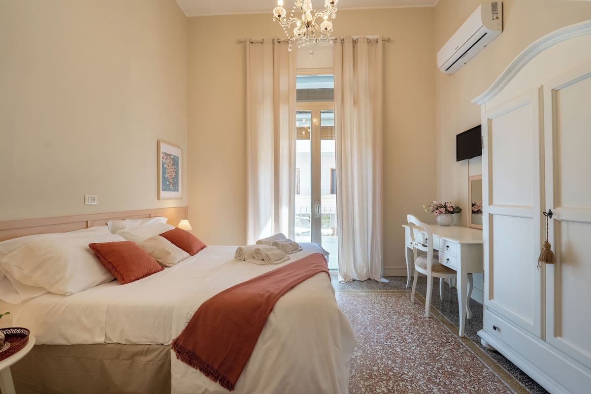 Basic Room | Hypo-allergenic bedding, down comforters, memory foam beds, minibar