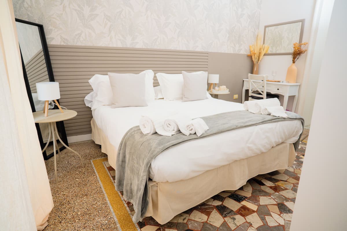 Kamar Double Basic | Seprai antialergi, selimut bulu angsa, busa memori, dan minibar