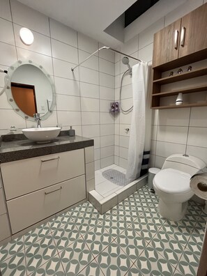 Doccia, asciugacapelli, asciugamani, sapone