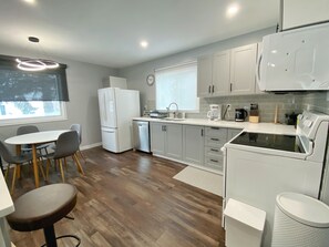 ثلاجة، ميكروويف، فرن، موقد طهي مسطح