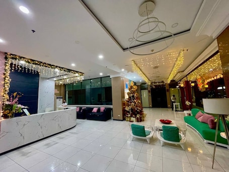 32-inch LCD TV with cable channels, TV