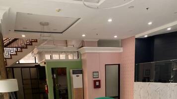 En 32-tommers LCD-TV med kabel-kanaler samt TV