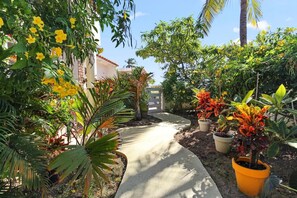 Property grounds - Beach Walk by Bocobay | Stunning Pool Side Apt (Noord)