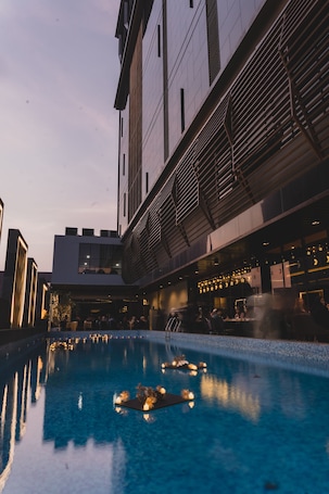 Una piscina al aire libre