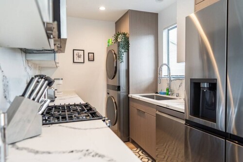 COZY URBAN RETREAT: NEWLY REMODELED 1BR NOHO APARTMENT w/ FENCED PATIO (p60)