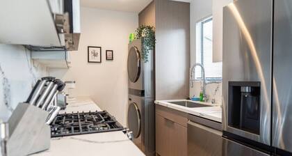 COZY URBAN RETREAT: NEWLY REMODELED 1BR NOHO APARTMENT w/ FENCED PATIO (p60)