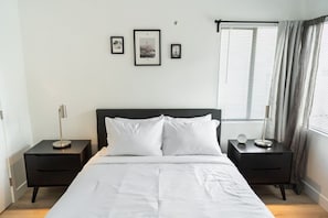 1 bedroom, desk, iron/ironing board, free WiFi - COZY URBAN RETREAT: NEWLY REMODELED 1BR NOHO APARTMENT w/ FENCED PATIO (p60) (NORTH HOLLYWOOD)