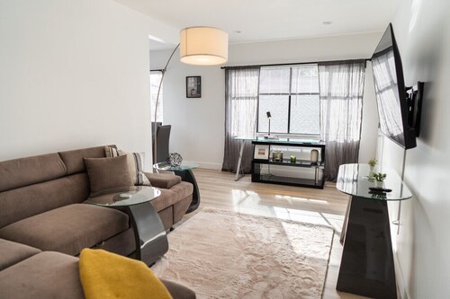 COZY URBAN RETREAT: NEWLY REMODELED 1BR NOHO APARTMENT w/ FENCED PATIO (p60)