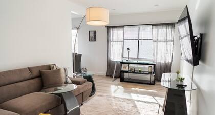 COZY URBAN RETREAT: NEWLY REMODELED 1BR NOHO APARTMENT w/ FENCED PATIO (p60)