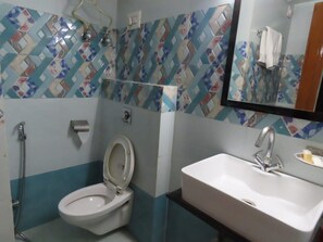 Deluxe Room | Bathroom | Shower, free toiletries, towels - Heterosis (Udaipur)