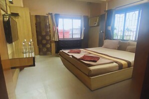 Habitación Deluxe | Escritorio, tabla de planchar con plancha, wifi gratis y ropa de cama 