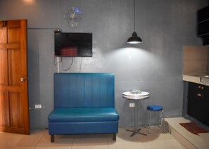 Family Room | Desk, free WiFi - 1812 Vc Lodge (Manila)