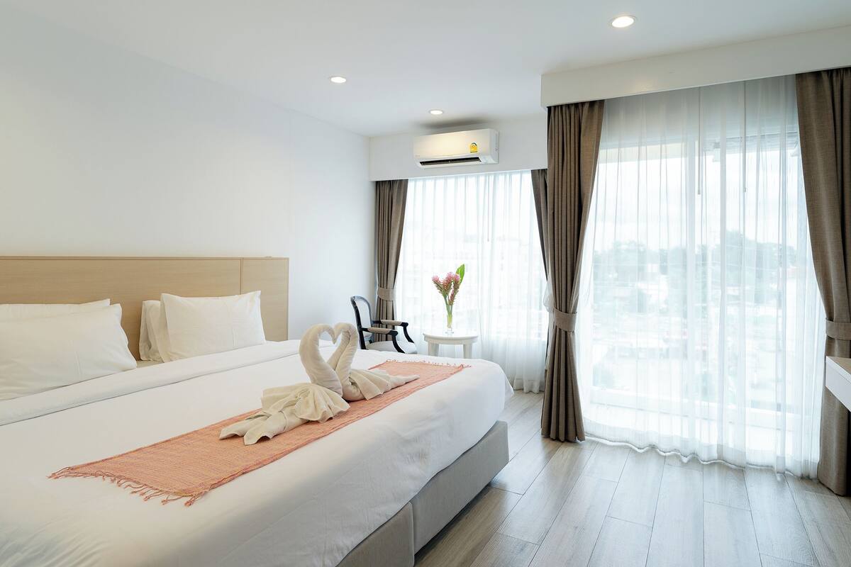 Deluxe Room | Desk, free WiFi, bed sheets