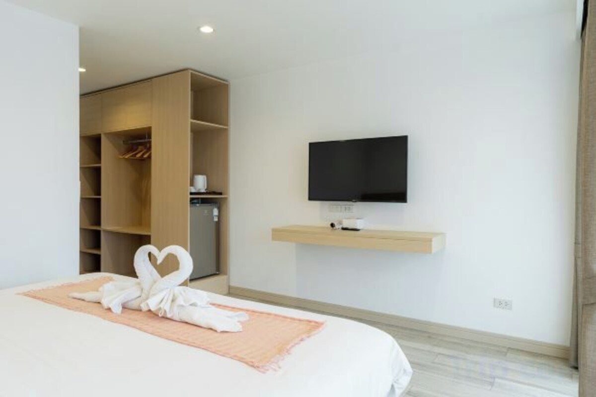 Desk, free WiFi, bed sheets