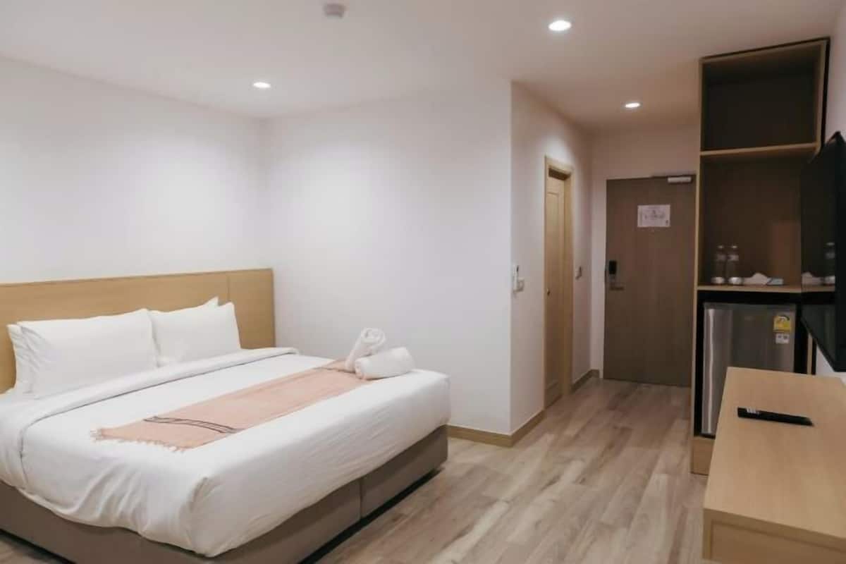 1 bedroom, desk, free WiFi, bed sheets