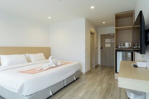 Escritorio, wifi gratis y ropa de cama 