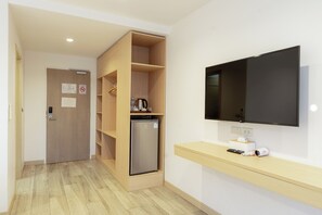 Escritorio, wifi gratis y ropa de cama 