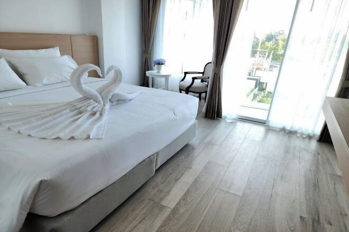 1 bedroom, desk, free WiFi, bed sheets