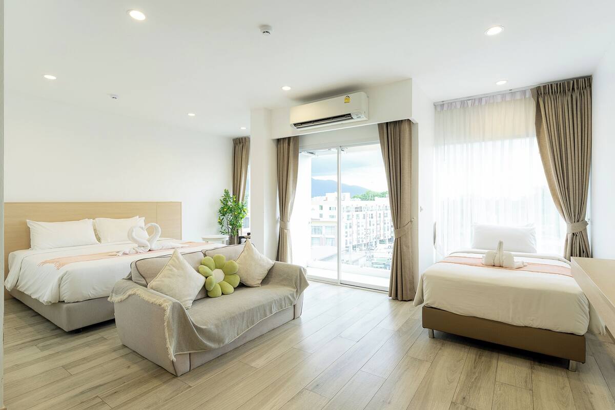 Suite | Desk, free WiFi, bed sheets