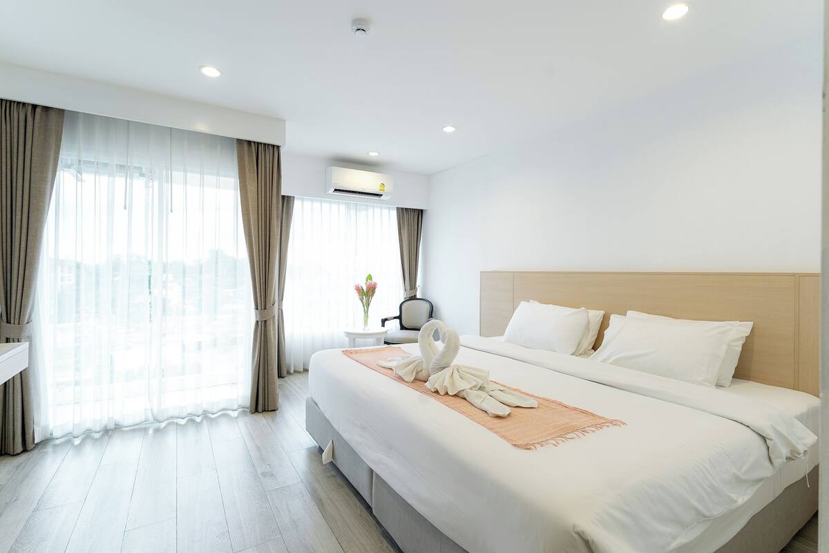 Deluxe Double Room | Desk, free WiFi, bed sheets