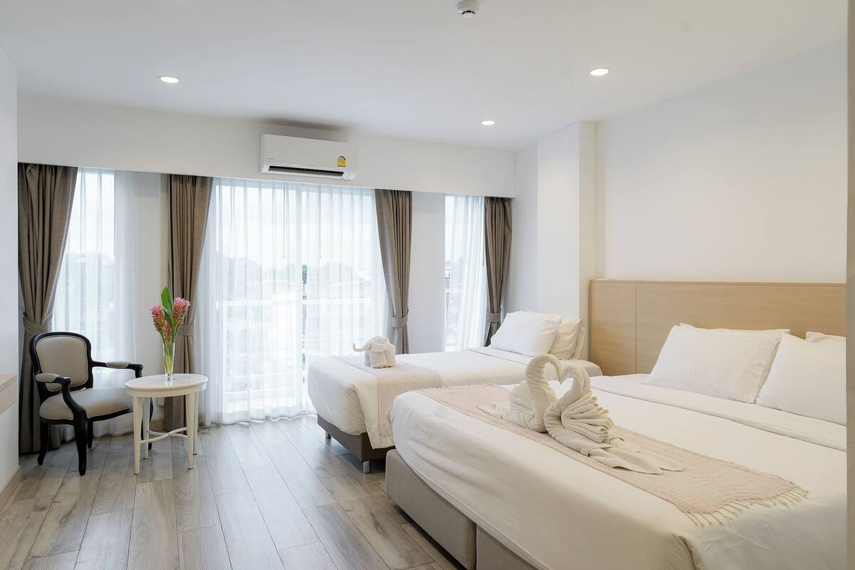 Deluxe Triple Room | Desk, free WiFi, bed sheets