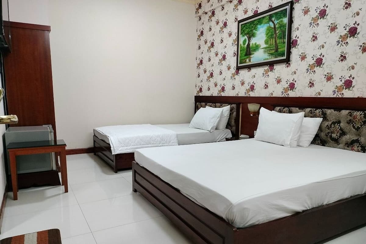 Triple Room | Desk, free WiFi, bed sheets